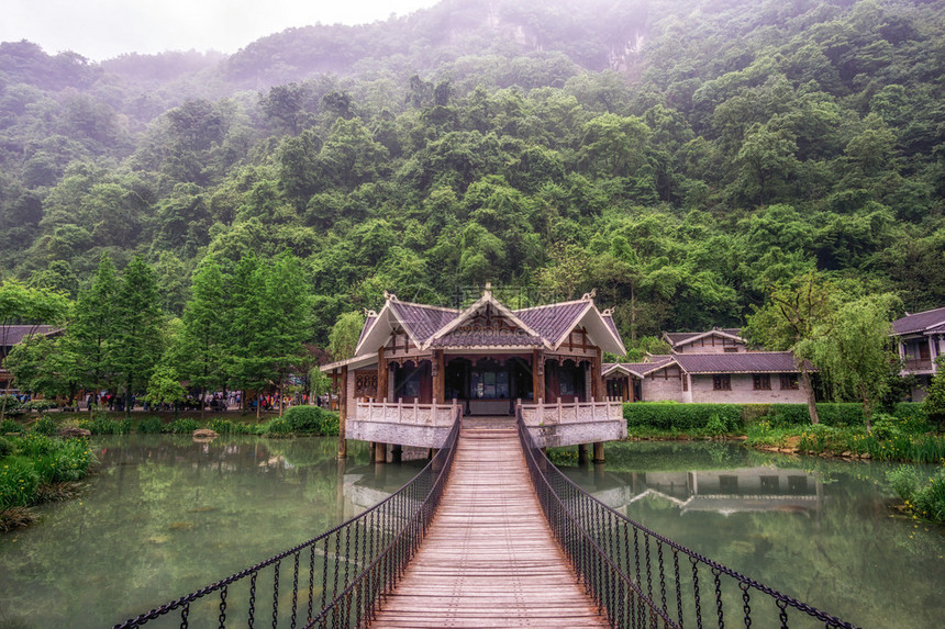 Zhangjiajie入口公园布景场的广隆东风景区图片