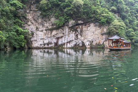 湖边漂浮在湖边的木游艇图片