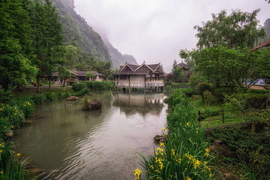 Zhangjiajie入口公园布景场的广隆东风景区图片