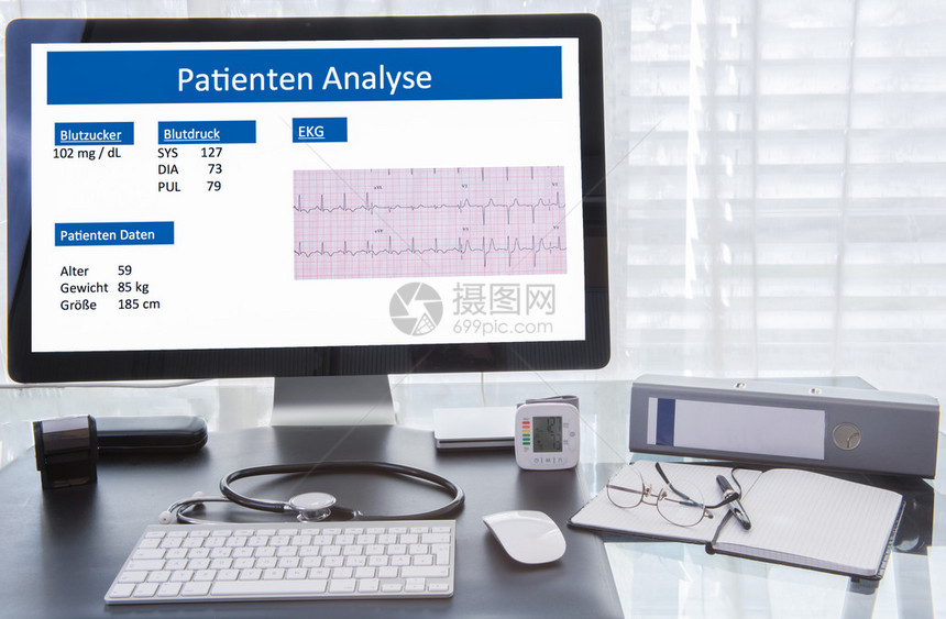 ArztarbeitsplatzmitPatientenanalysisaufdemComputerbild图片