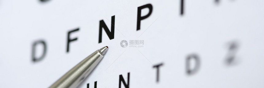 指向视力检查表中的字母的银色圆珠笔视力测试和矫正优秀视力或眼镜店激光手术替代驾驶员健康图片
