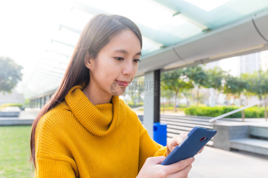 亚洲年轻女在户外用智图片