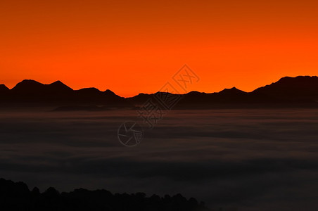 日落时雾的山岳月光与明亮生图片
