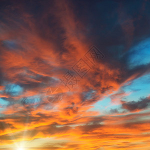 五颜六色的橙色和蓝色戏剧天空云彩图片