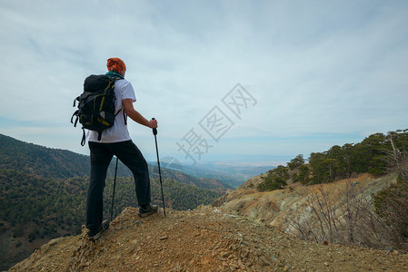 徒步者站在悬崖上看远处图片