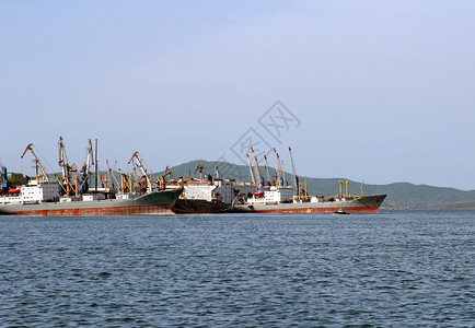 货船在港口装货图片