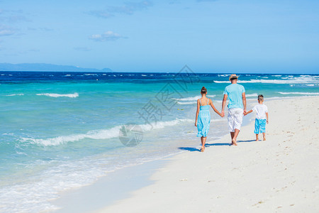 父亲与女儿和子一起走在美丽的阳光图片