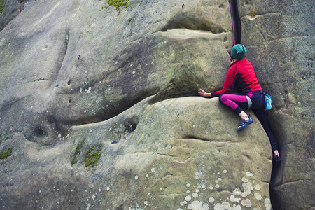 在悬崖上从事攀岩的女孩图片