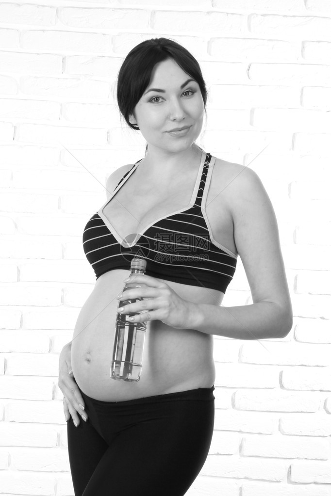 拿着瓶水的孕妇图片