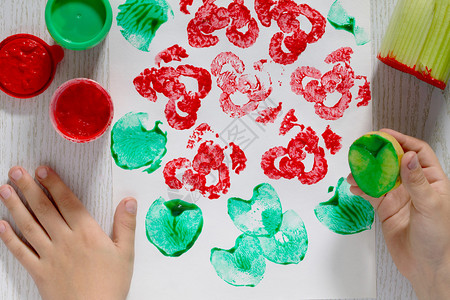儿童的创造力绘画过程玫瑰花图片