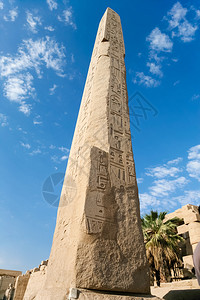 在地标埃及卡纳克神庙中雕刻和象形文字的大方尖碑图片