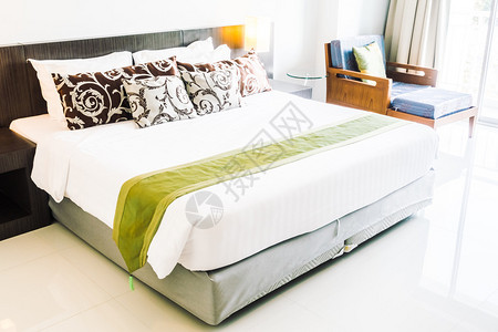 室内卧室内床上装饰的床垫上美丽的奢华豪枕头背景图片