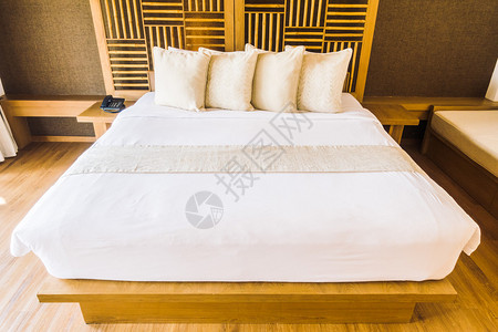 室内卧室内床上装饰的床垫上美丽的奢华豪枕头图片