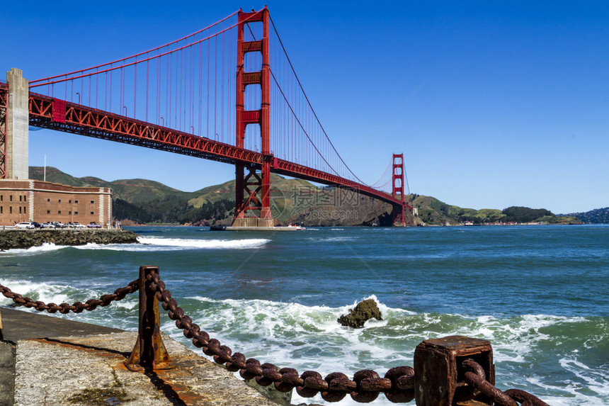 金门桥旧金山加州金门大桥从堡点历史遗址沿水生图片