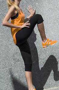 运动女孩在慢跑前热身图片