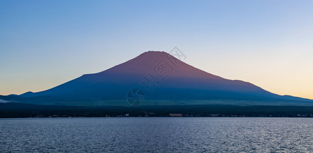 夏季Yamanaka湖日落时在图片