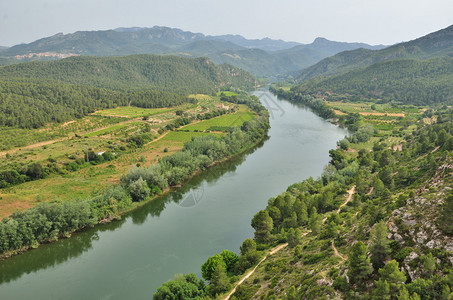 Ebro河的Fertile山谷于春天从上面拍摄图片