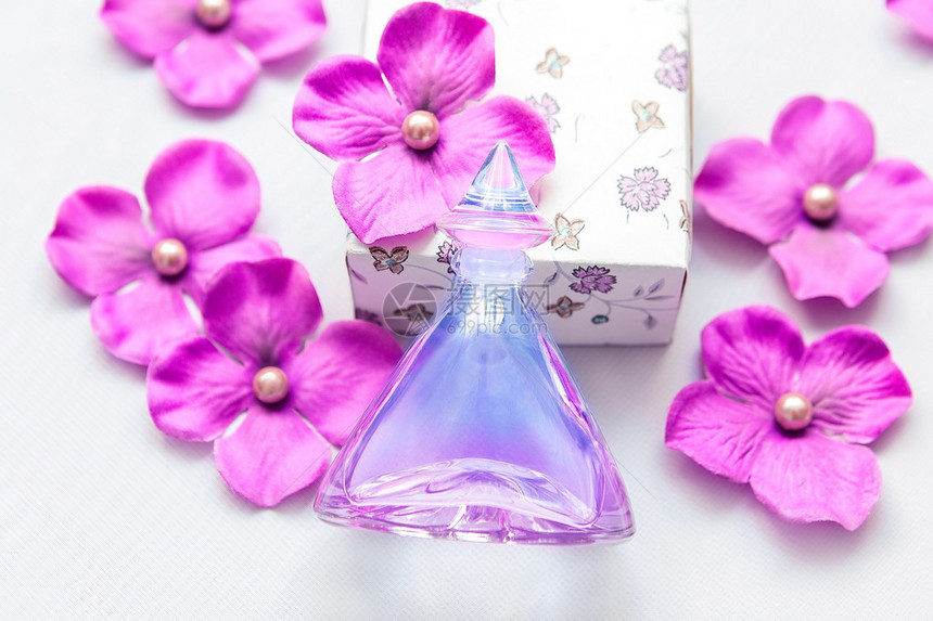 浅粉色玻璃瓶和装饰品图片