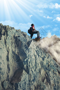 女孩攀登落基山脉与白雪皑的山峰图片