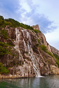 挪威FjordLysefjord的瀑布自图片