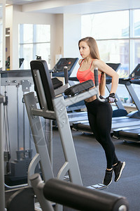 美丽的年轻女子在健身房健身图片