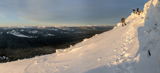 从一座山上下山的登山者在俄罗斯雪地乌拉尔山上可以看图片