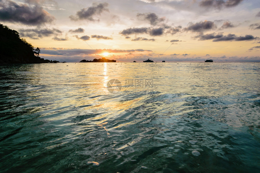 日出时在蜜月湾海边和海滩上美丽的景色清晨天空是泰国PhangNga省MuKohSimilan公园Miang岛潜图片