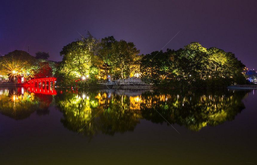 还湖还湖和龟塔在蓝色时刻的激光灯秀中蓝光在越南河内的历史中心展示图片