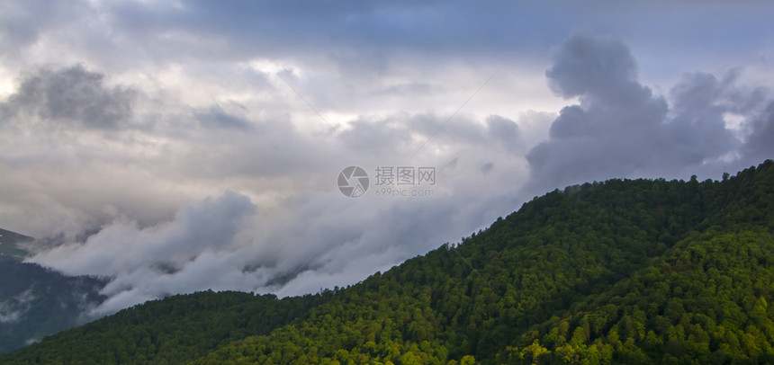 在亚美尼亚帝力森林山覆盖的云层上图片