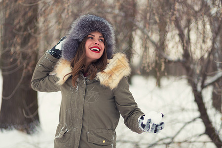 冬天外套和毛皮帽子的美丽的妇女图片