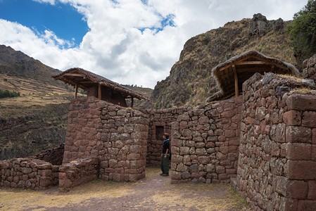 奥扬泰坦博旅游者探索导致PisacSacredValley等主要旅游目的地秘鲁库斯科地区Pisac的废背景