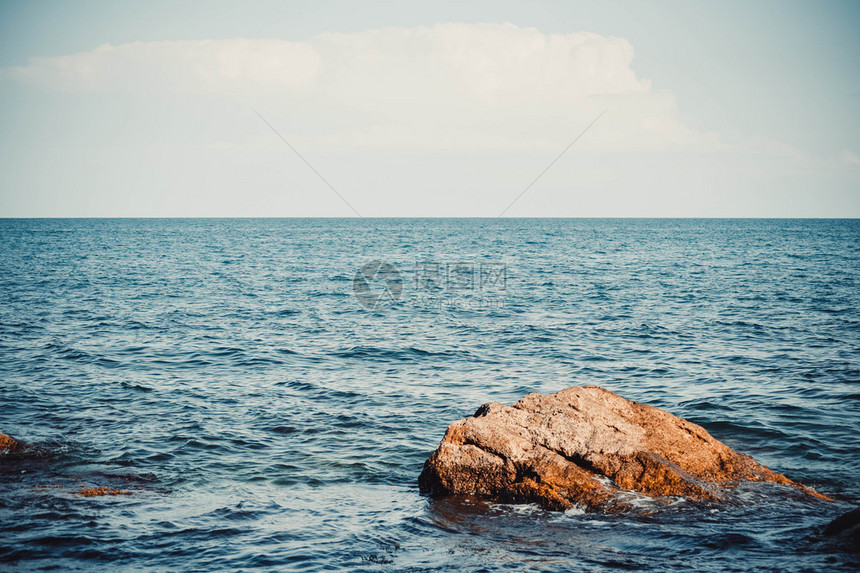 海中的大石头和图片