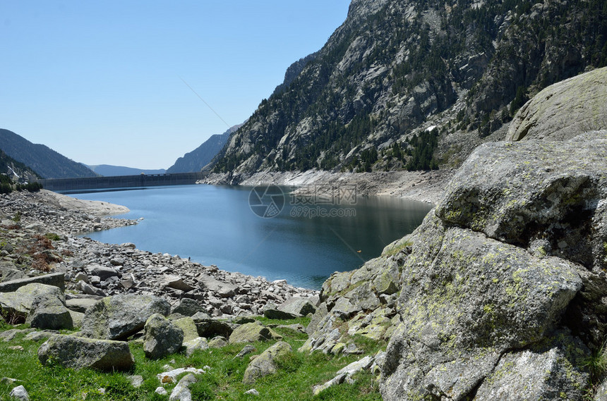 人造湖EmbassamentdeCavallers与Boi河谷上方AltaRibagorca的比利牛斯山脉混凝土大坝pantaC图片