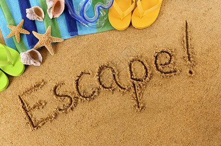 逃这个词写在沙滩上戴着水面罩海毛巾高清图片