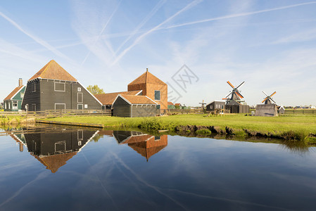 荷兰传统风车在内黑兰阿姆斯特丹ZaanseSchans有运河的图片
