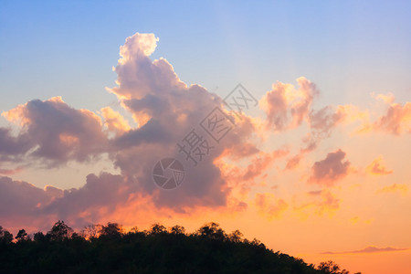 美丽的日落五彩缤纷的云图片