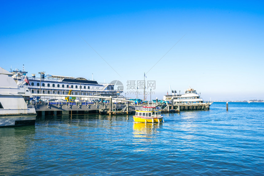 与游艇和帆船停靠在码头的建筑物以图片