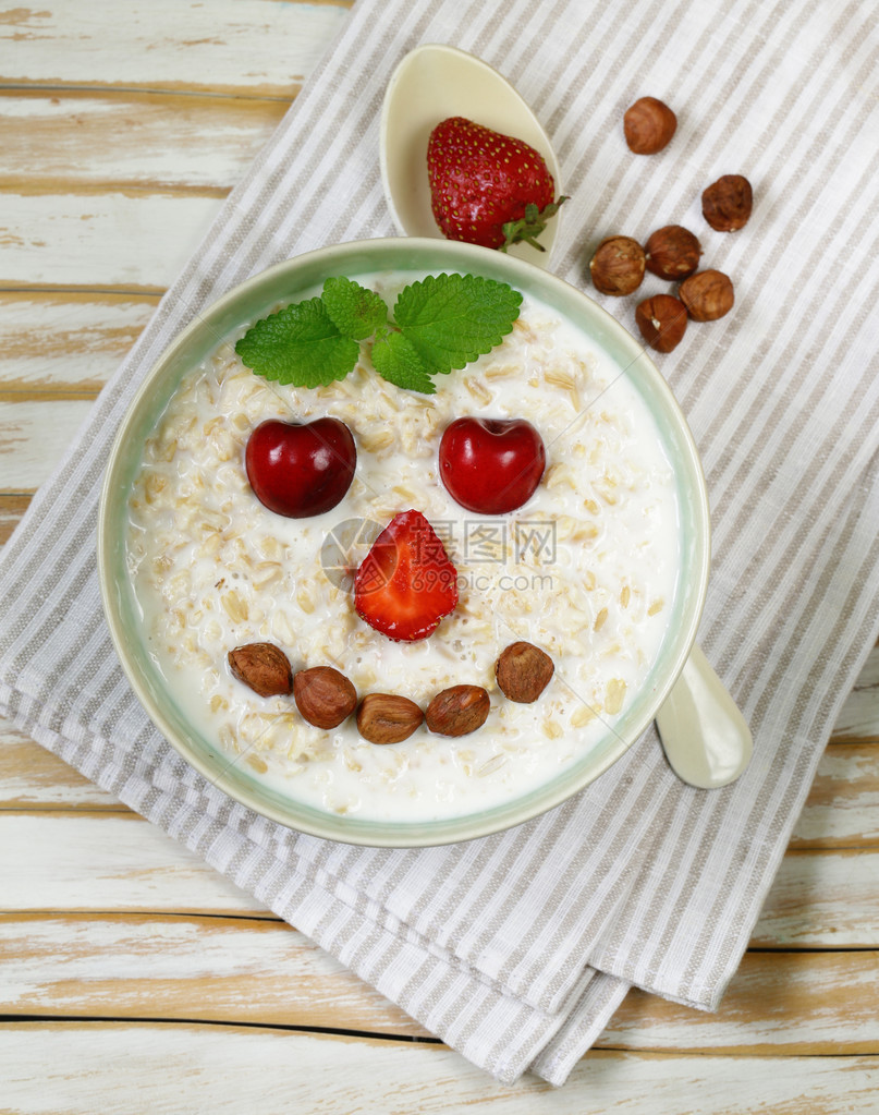 燕麦粥加牛奶和浆果健康图片