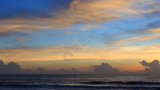 清晨美丽的日出天空海中云彩多图片