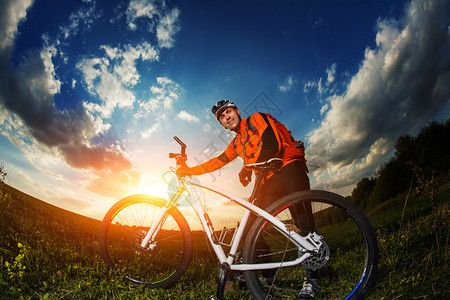 以红色运动设备头盔和歌唱机为主的赛车名列赛事员CyclistCy图片