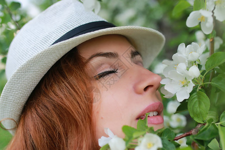 苹果园花中的女孩图片