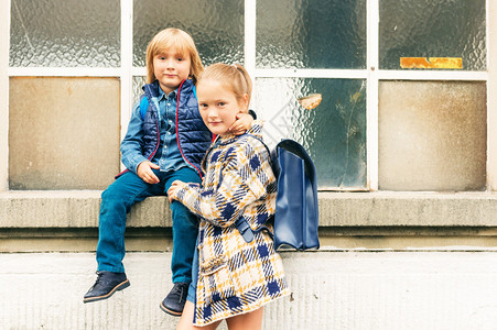 背着书包走路上学的可爱孩子图片