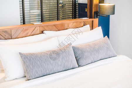 室内卧室内床上装饰的床垫上美丽的奢华豪白枕头图片