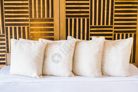 室内卧室内床上装饰的床垫上美丽的奢华豪枕头图片