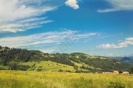 山上的夏日风景和有云的深蓝天图片