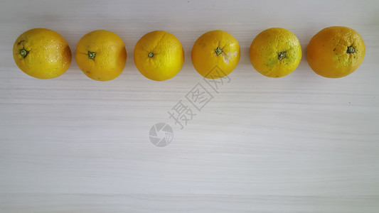 白色苔原桌上的黄色柠檬图片