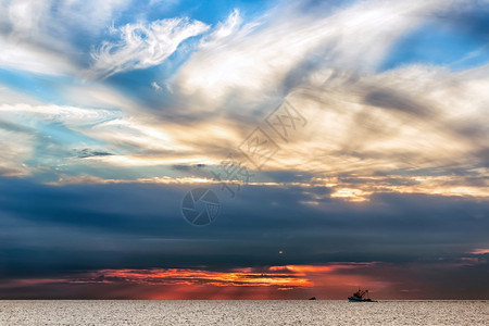 美丽的风景与日落和大海图片