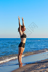 普拉提瑜伽锻炼运动在海图片
