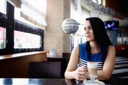 年轻女子喝咖啡的照片图片