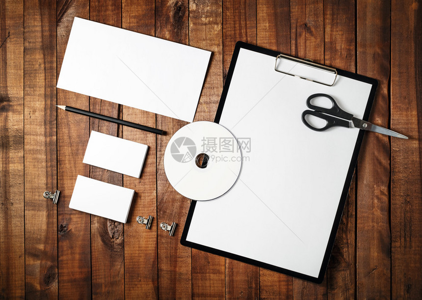 空白文具的照片设置在老式木桌背景上品牌标识模板模拟ID用于设计演示和作图片